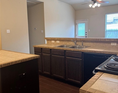 1112 Brendon Lee Ln - Photo Thumbnail 15