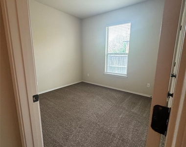 1112 Brendon Lee Ln - Photo Thumbnail 21