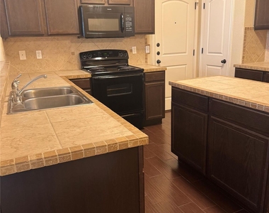 1112 Brendon Lee Ln - Photo Thumbnail 8
