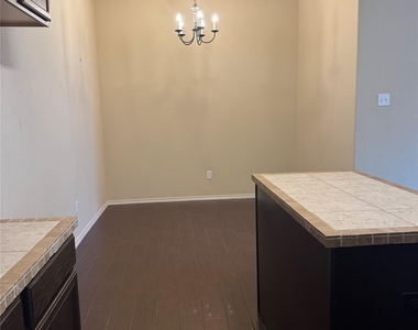1112 Brendon Lee Ln - Photo Thumbnail 13