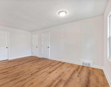 2905 Gresham Road - Photo Thumbnail 11
