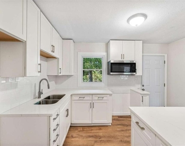 2905 Gresham Road - Photo Thumbnail 9