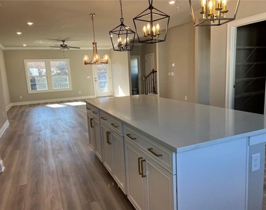 431 Lincoln Street - Photo Thumbnail 3