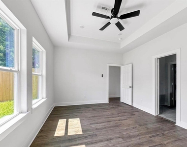 6010 Bobby Burns Street - Photo Thumbnail 12