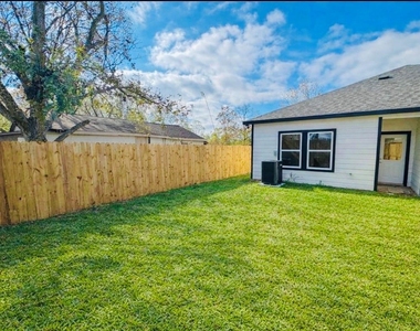 6010 Bobby Burns Street - Photo Thumbnail 16
