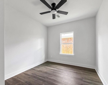 6010 Bobby Burns Street - Photo Thumbnail 14