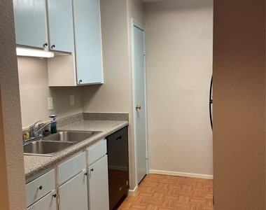 7950 N Stadium Drive - Photo Thumbnail 3