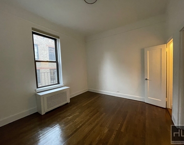 E 81st St - Photo Thumbnail 4