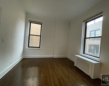 E 81st St - Photo Thumbnail 3