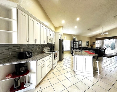 16724 Rolling Green Drive - Photo Thumbnail 5