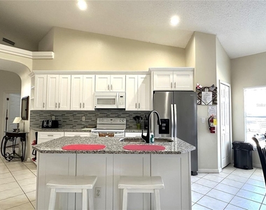 16724 Rolling Green Drive - Photo Thumbnail 8