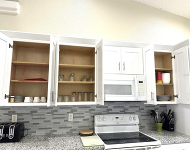 16724 Rolling Green Drive - Photo Thumbnail 17
