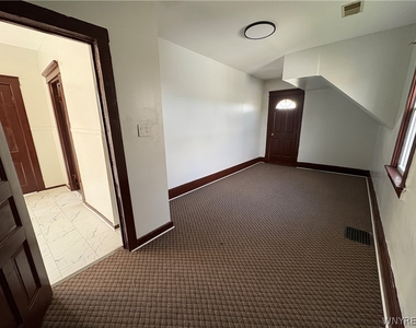 143 Reo- Upper Avenue - Photo Thumbnail 11