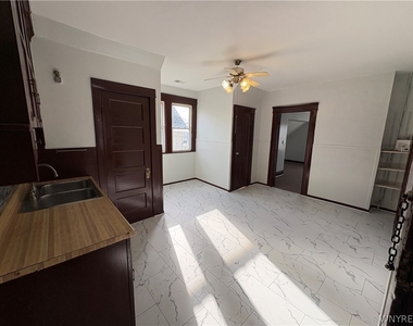 143 Reo- Upper Avenue - Photo Thumbnail 8