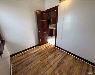 143 Reo- Upper Avenue - Photo Thumbnail 10