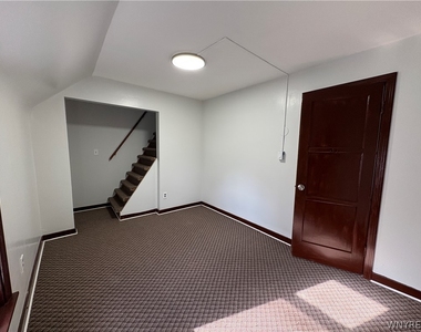 143 Reo- Upper Avenue - Photo Thumbnail 4