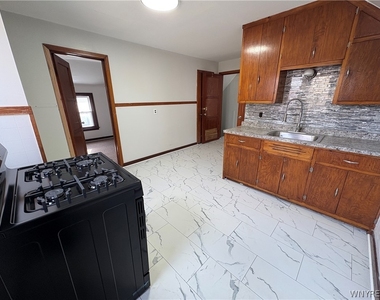 143 Reo- Upper Avenue - Photo Thumbnail 5