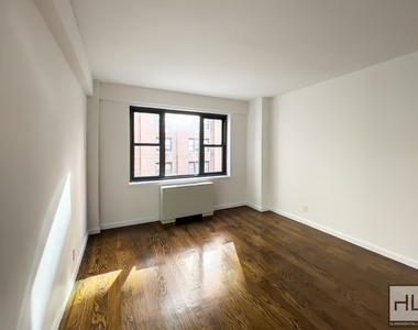 East 56 Street - Photo Thumbnail 3