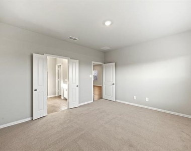 607 Clover Creek - Photo Thumbnail 7