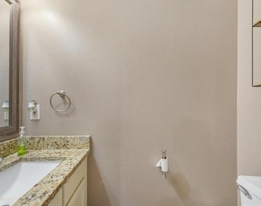 621 Carriagehouse Lane - Photo Thumbnail 14