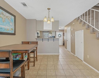 621 Carriagehouse Lane - Photo Thumbnail 3