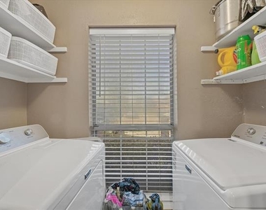 621 Carriagehouse Lane - Photo Thumbnail 6