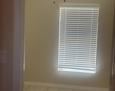 704 N 18th Street - Photo Thumbnail 2