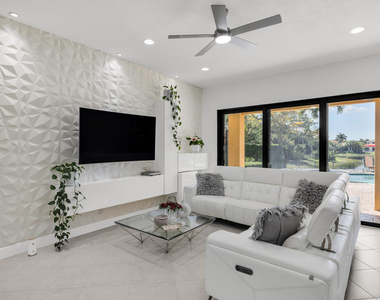 8256 Bradford Way - Photo Thumbnail 21