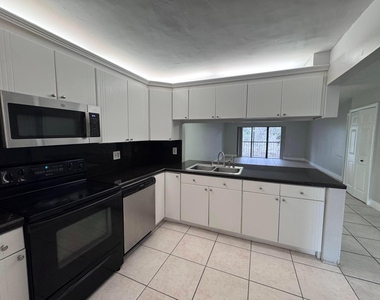 193 Lakeview Drive - Photo Thumbnail 4