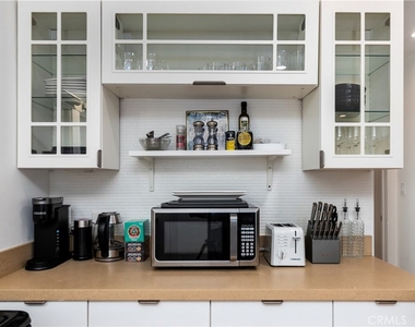 6008 Carlton Way - Photo Thumbnail 12