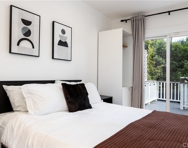 6008 Carlton Way - Photo Thumbnail 17