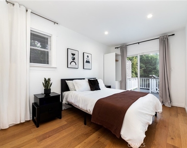 6008 Carlton Way - Photo Thumbnail 16