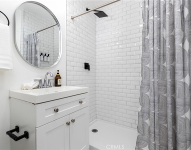 6008 Carlton Way - Photo Thumbnail 13