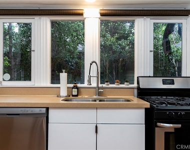 6008 Carlton Way - Photo Thumbnail 11