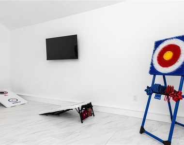 6008 Carlton Way - Photo Thumbnail 28