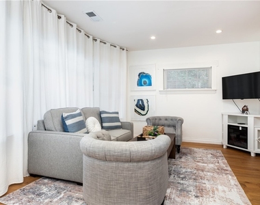 6008 Carlton Way - Photo Thumbnail 3