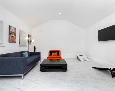 6008 Carlton Way - Photo Thumbnail 26