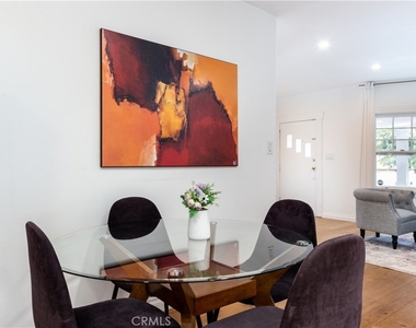 6008 Carlton Way - Photo Thumbnail 9