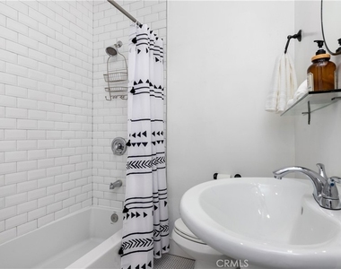 6008 Carlton Way - Photo Thumbnail 21