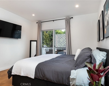 6008 Carlton Way - Photo Thumbnail 19