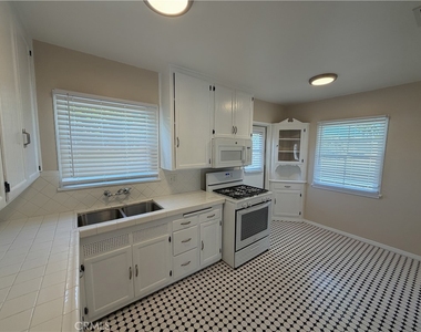 126 S Batavia - Photo Thumbnail 9