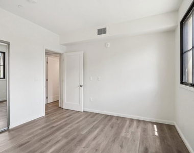951 S Wilton Place - Photo Thumbnail 9