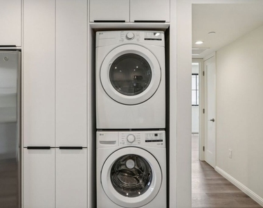 951 S Wilton Place - Photo Thumbnail 6