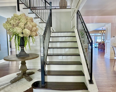 9 Oak Brook Boulevard - Photo Thumbnail 2