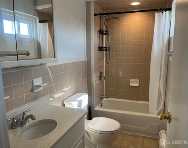 110 Oak Tree Avenue - Photo Thumbnail 4