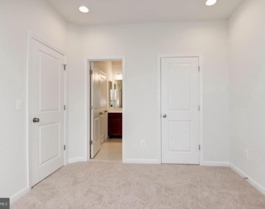 42482 Dogwood Glen Square - Photo Thumbnail 3