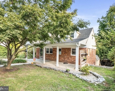 2617 E Maple Street - Photo Thumbnail 1