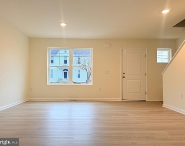 400 N Walnut St - Photo Thumbnail 1