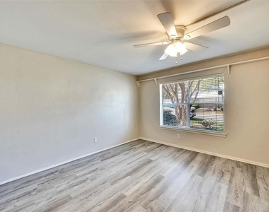 8219 Summer Side Dr - Photo Thumbnail 10