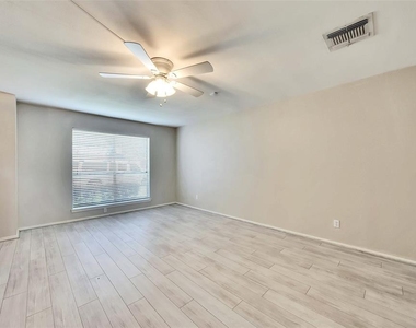8219 Summer Side Dr - Photo Thumbnail 6